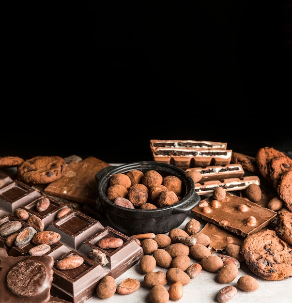 Foto grátis variedade de alto ângulo de doces de chocolate