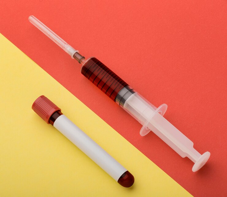 Foto grátis variedade de amostra de sangue e seringa