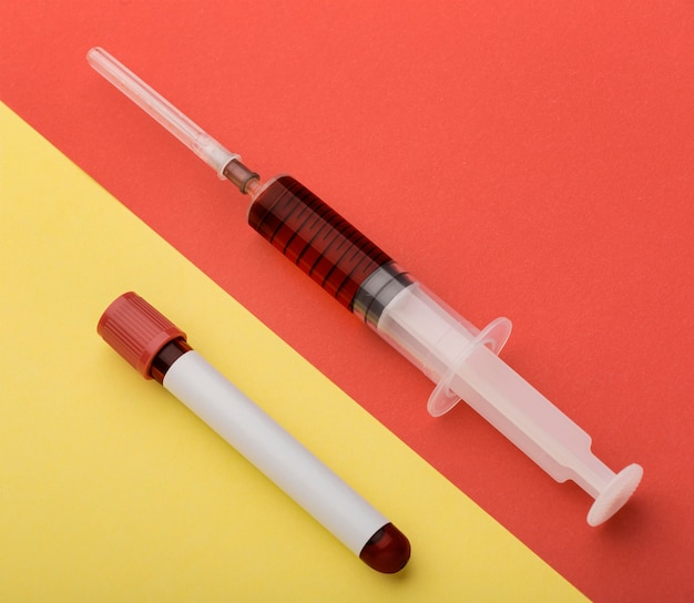 Variedade de amostra de sangue e seringa