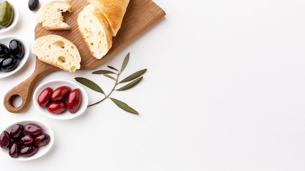 Variedade de azeitonas com fatias de pão com espaço de cópia