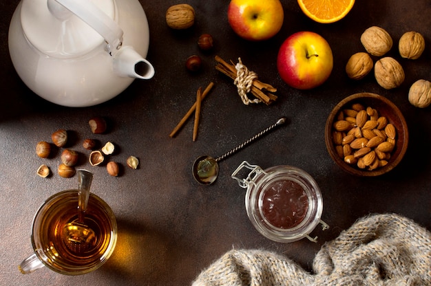 Foto grátis variedade de bebida de chá de inverno com frutas e nozes