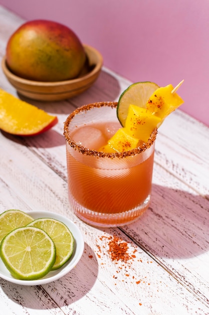 Foto grátis variedade de bebida picante michelada na mesa