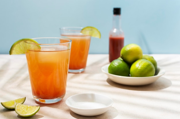 Variedade de bebida picante michelada