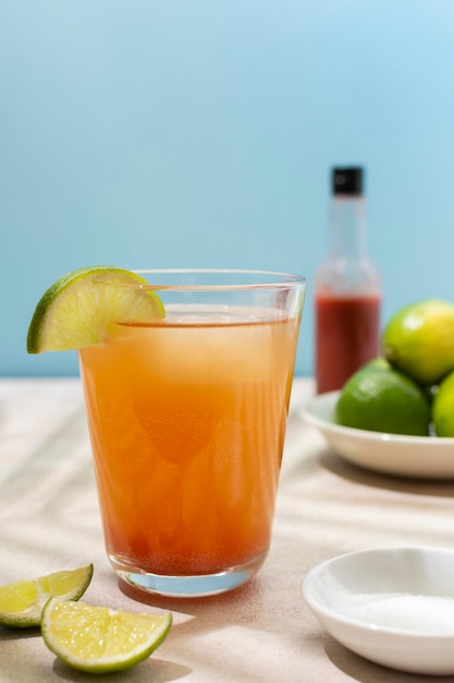 Variedade de bebida picante michelada