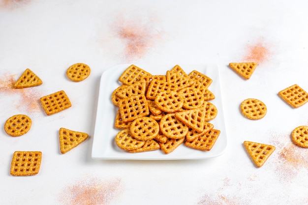 Variedade de biscoitos de sal.