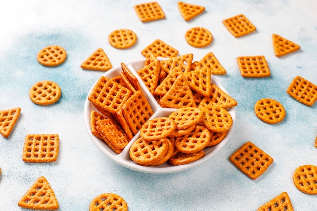 Variedade de biscoitos de sal.