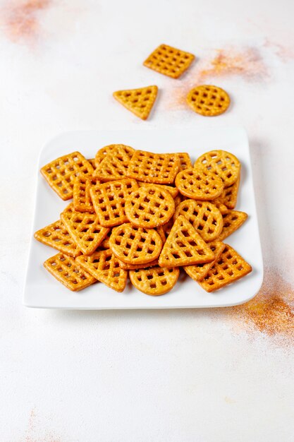 Variedade de biscoitos de sal.