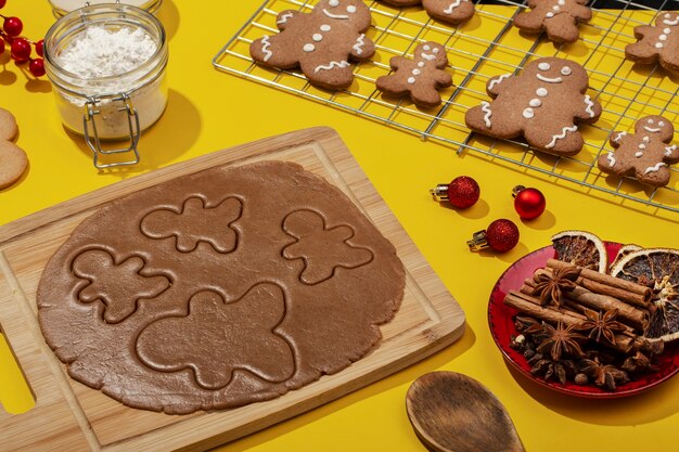 Foto grátis variedade de biscoitos saborosos em fundo amarelo