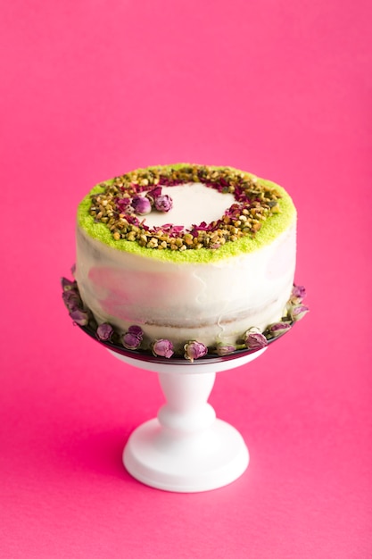Foto grátis variedade de bolo com fundo rosa