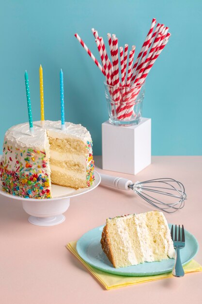 Foto grátis variedade de bolos deliciosos de ângulo alto