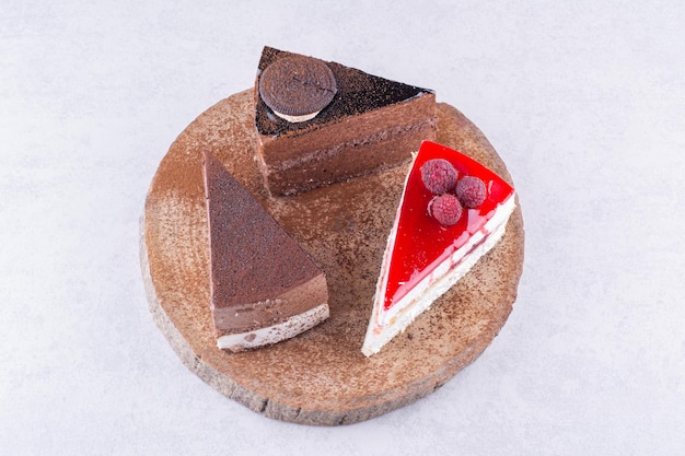 Variedade de bolos doces na peça de madeira. foto de alta qualidade