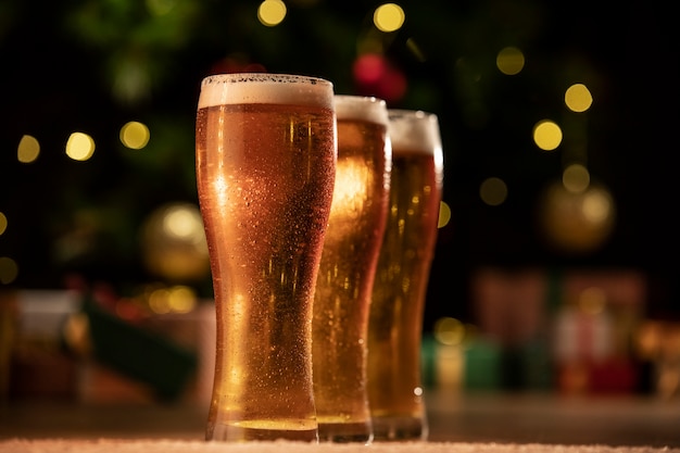 Variedade de canecas de cerveja de natal