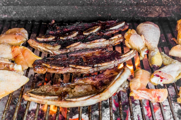 Variedade de carne grelhada no churrasco