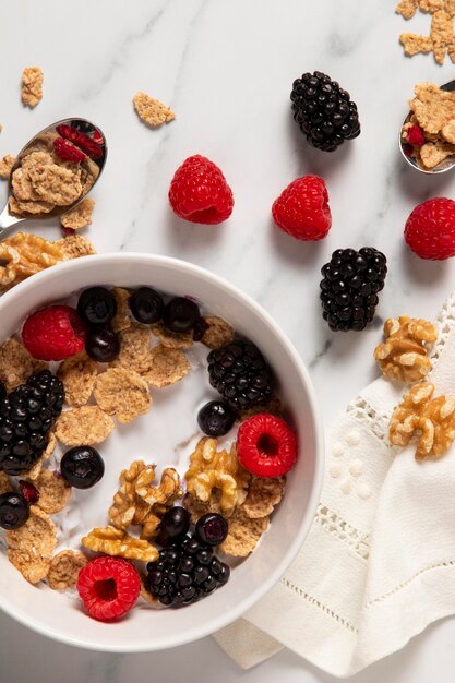 Variedade de cereais saudáveis com frutas vermelhas