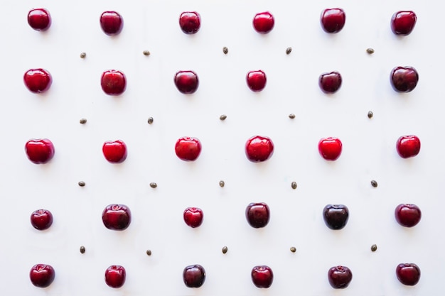 Foto grátis variedade de cerejas com diferentes tamanhos e cores