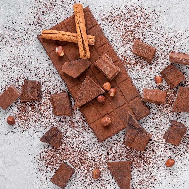 Foto grátis variedade de chocolate na luz de fundo