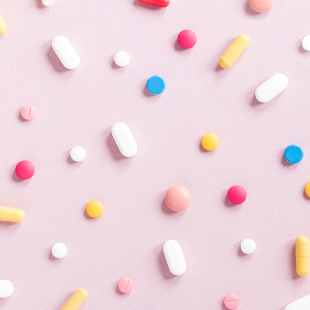 Variedade de close-up de pílulas coloridas em cima da mesa