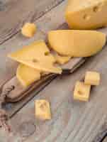 Foto grátis variedade de close-up de queijo saboroso na mesa