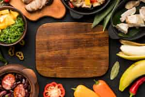 Foto grátis variedade de comida brasileira com tabuleiro