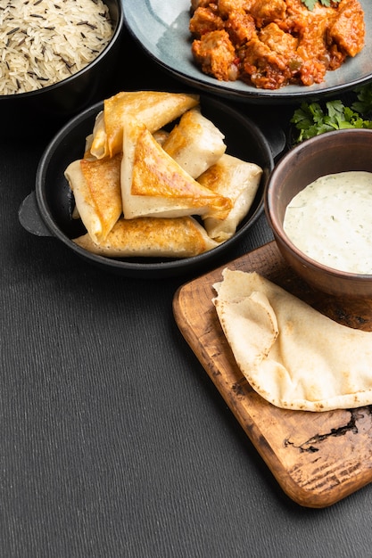 Foto grátis variedade de comida deliciosa de alto ângulo