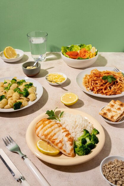 Variedade de comida deliciosa de alto ângulo