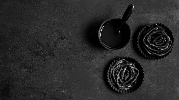 Variedade de comida deliciosa preta na mesa escura com espaço de cópia