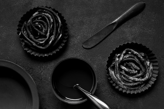 Foto grátis variedade de comida deliciosa preta na mesa escura