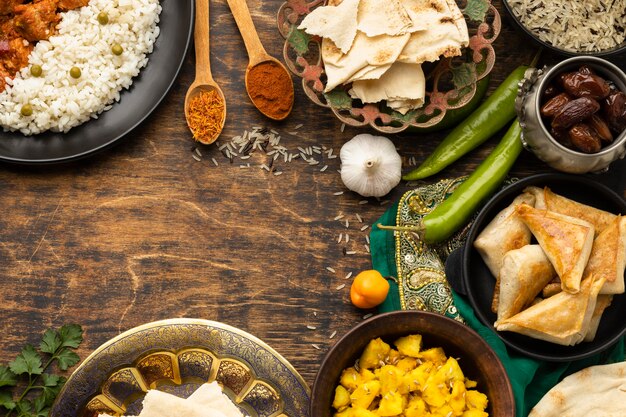 Variedade de comida indiana com vista de cima do sári