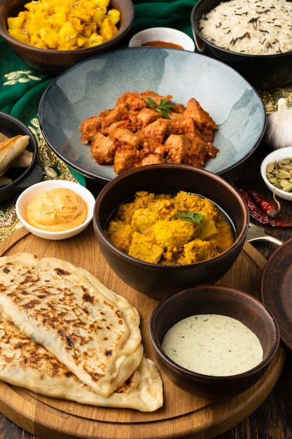 Variedade de comida indiana de alto ângulo