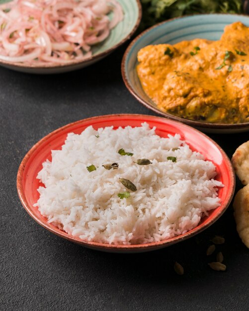 Variedade de comida indiana em alto ângulo