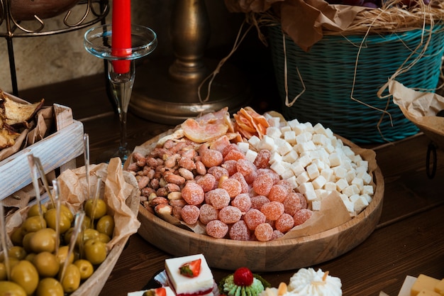 Foto grátis variedade de comida saborosa de alto ângulo