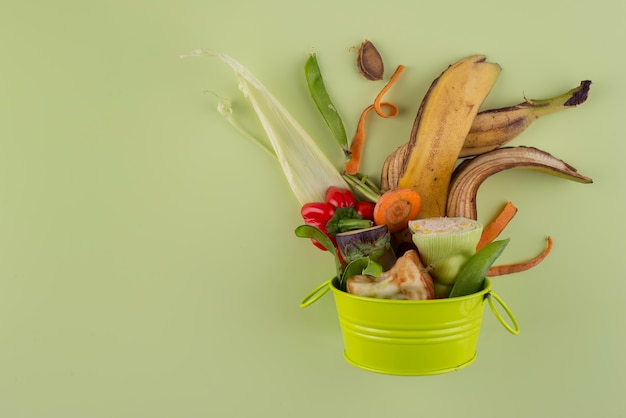 Variedade de composto feito de comida estragada com espaço de cópia