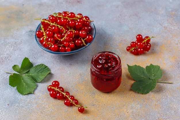 Variedade de compotas de frutas vermelhas