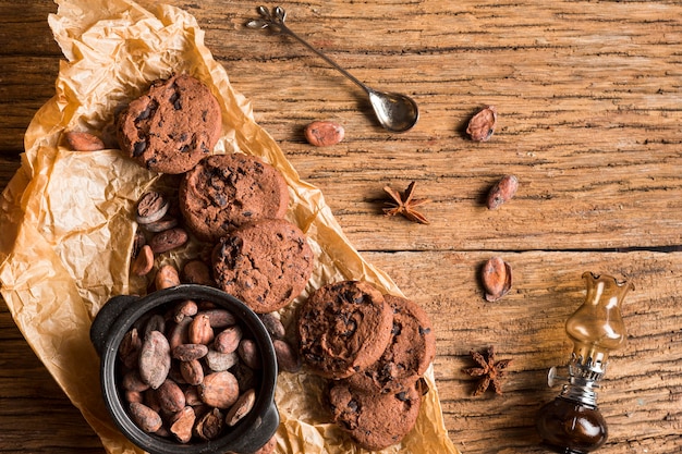 Foto grátis variedade de cookies e doces da vista superior