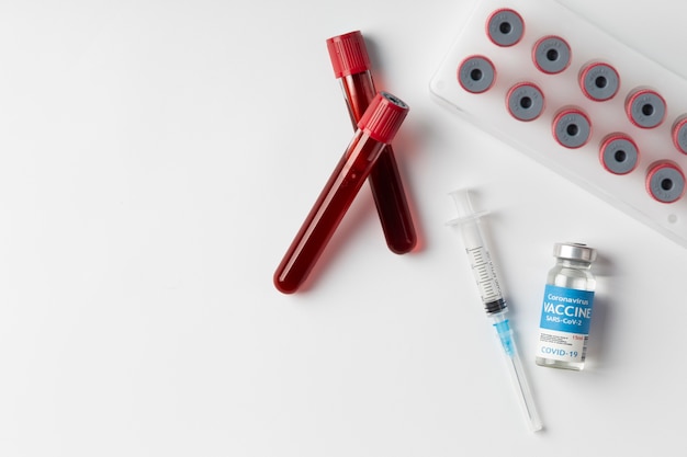 Variedade de coronavírus com amostras de sangue e vacina
