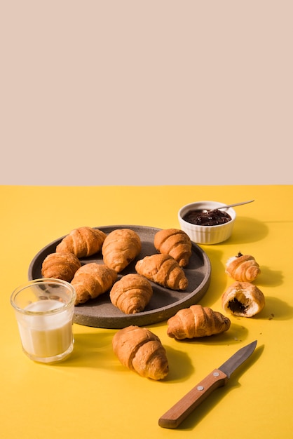 Foto grátis variedade de croissants caseiros prontos para serem servidos