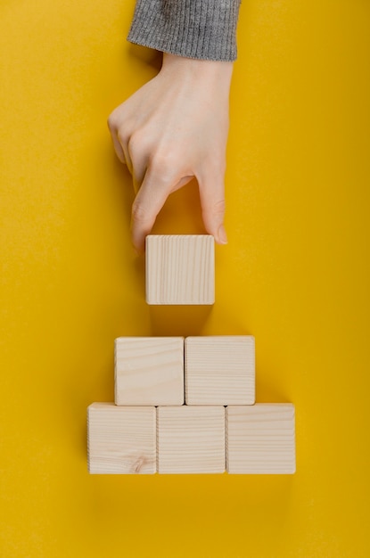 Variedade de cubos de madeira em branco