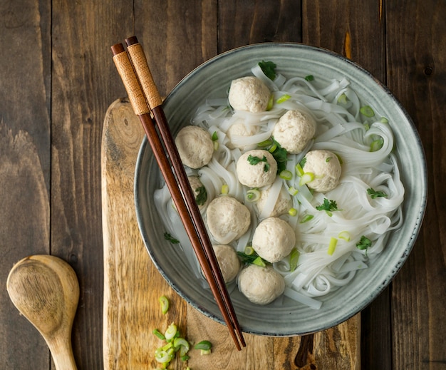 Variedade de deliciosa tigela de bakso