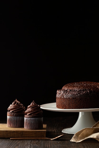 Variedade de delicioso bolo de chocolate
