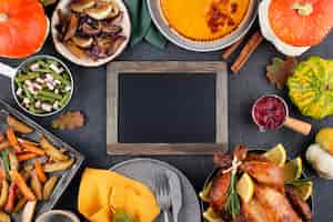 Foto grátis variedade de delicioso jantar do dia de ação de graças com quadro-negro