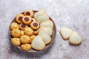 Variedade de deliciosos biscoitos frescos.