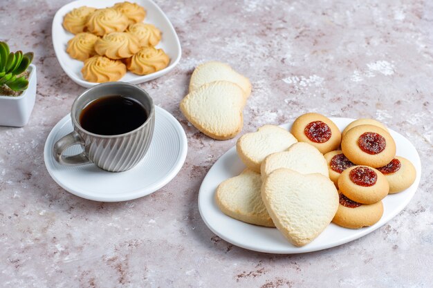 Variedade de deliciosos biscoitos frescos.