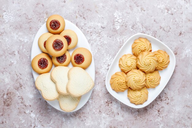 Variedade de deliciosos biscoitos frescos.