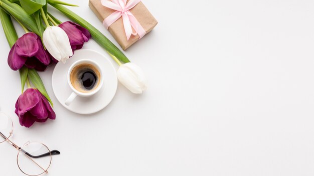 Variedade de dia das mulheres em fundo branco com tulipas e cópia espaço
