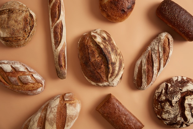 Variedade de diferentes pães cozidos saborosos para comer. Feche a fotografia, ótimo design para qualquer finalidade. Conceito de nutrição orgânica. Padaria e comida. Produto nutritivo com crosta apetitosa