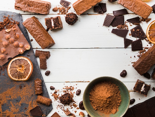 Foto grátis variedade de doces e chocolates espalhados