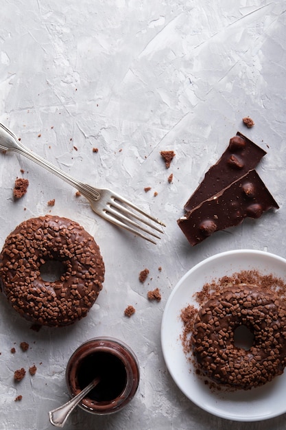 Foto grátis variedade de donuts doces com espaço de cópia