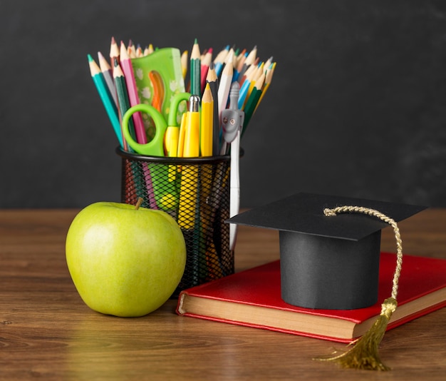 Foto grátis variedade de elementos do dia da educação