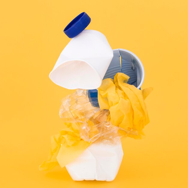 Variedade de elementos plásticos não ecológicos