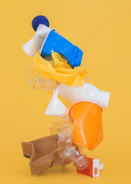 Variedade de elementos plásticos não ecológicos